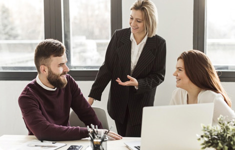 équipe femmes et homme travaillant ensemble