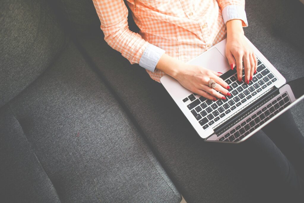 Cet article vise à souligner l'importance du recrutement de femmes pour les postes informatiques en France et comment leur présence peut contribuer positivement au succès des entreprises technologiques.